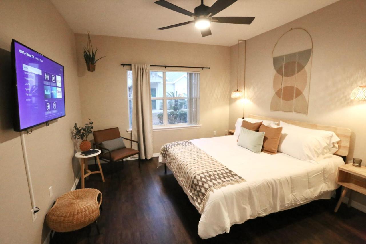 Nomad Retreat King Bed Boutique Condo W Garage Gainesville Bagian luar foto